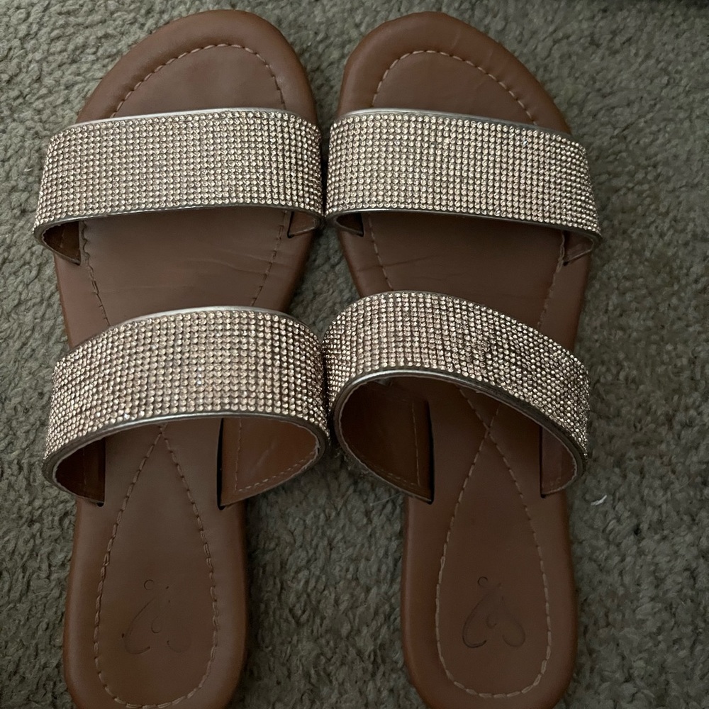 Size 8 and half . I got these shoes at shoe land . Very cute and very glittery